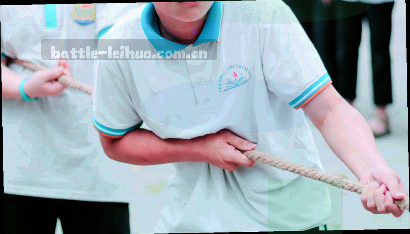 转播工作台与图卡屏幕的抽象合成画面